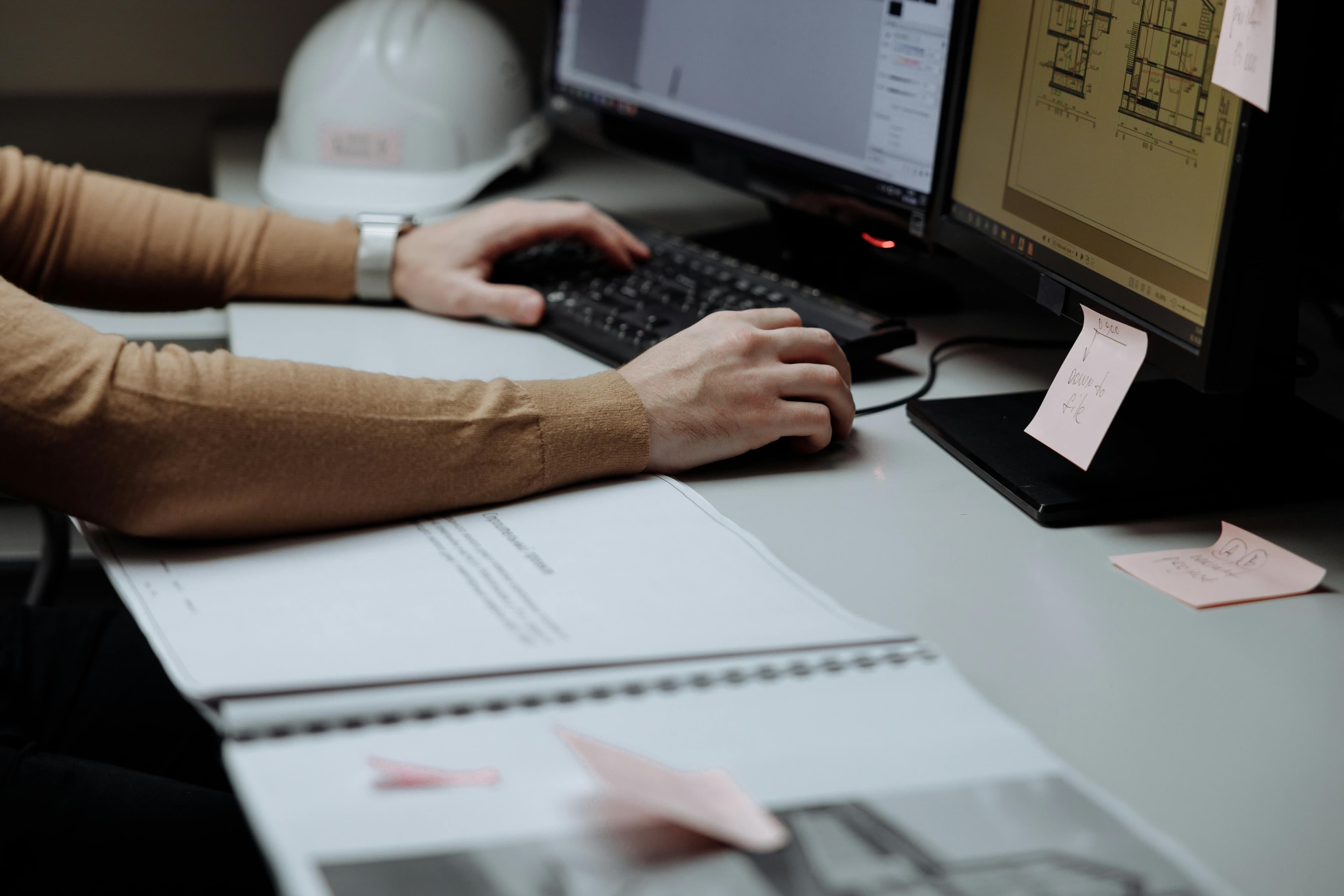 Person arbeitet am Rechner mit Architektursoftware